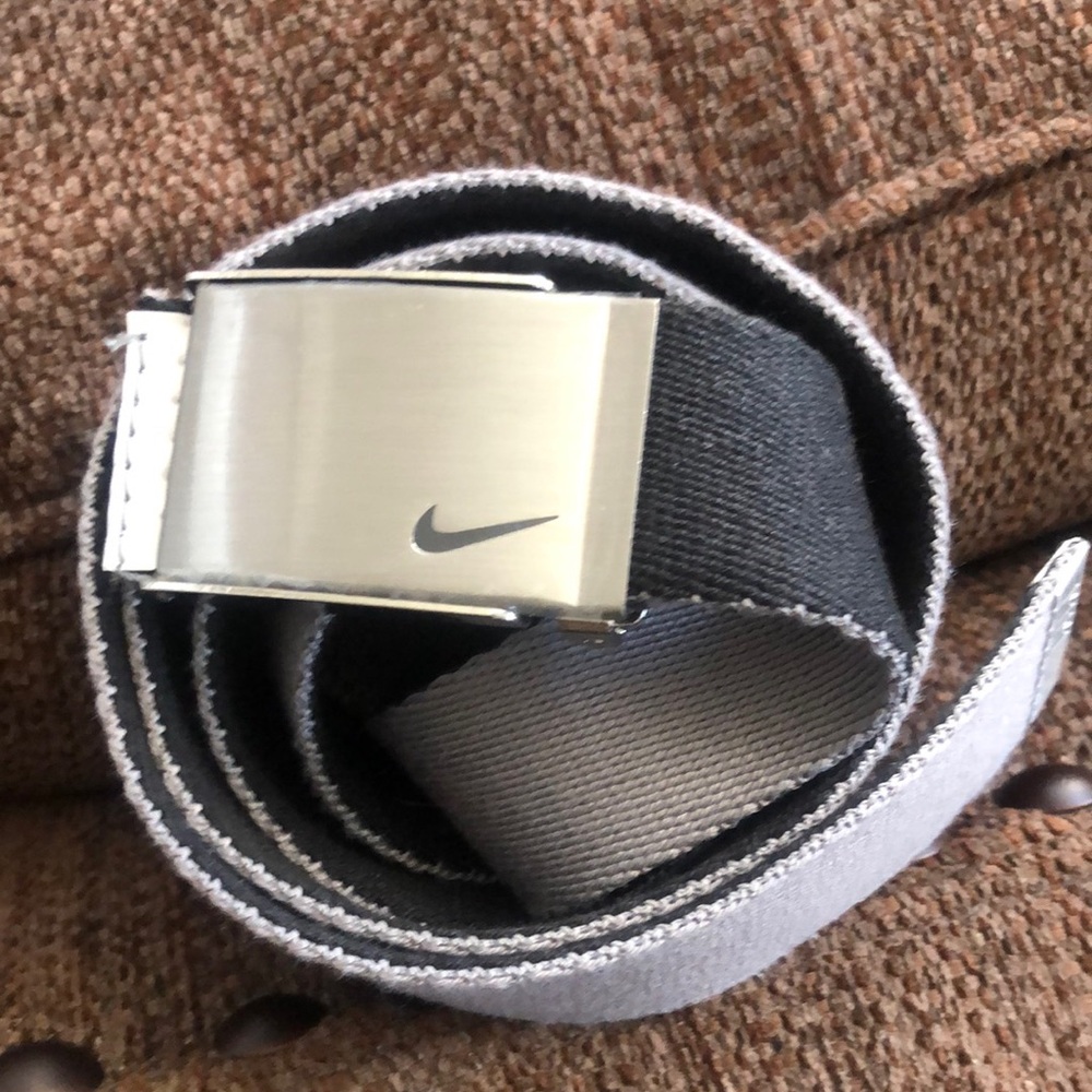 Nike Reversible and Adjustable Black and Gray Belt w Removable Buckle